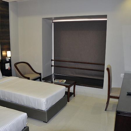Hotel Dolphin Самбалпур Екстериор снимка