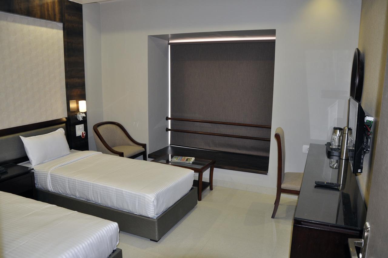 Hotel Dolphin Самбалпур Екстериор снимка