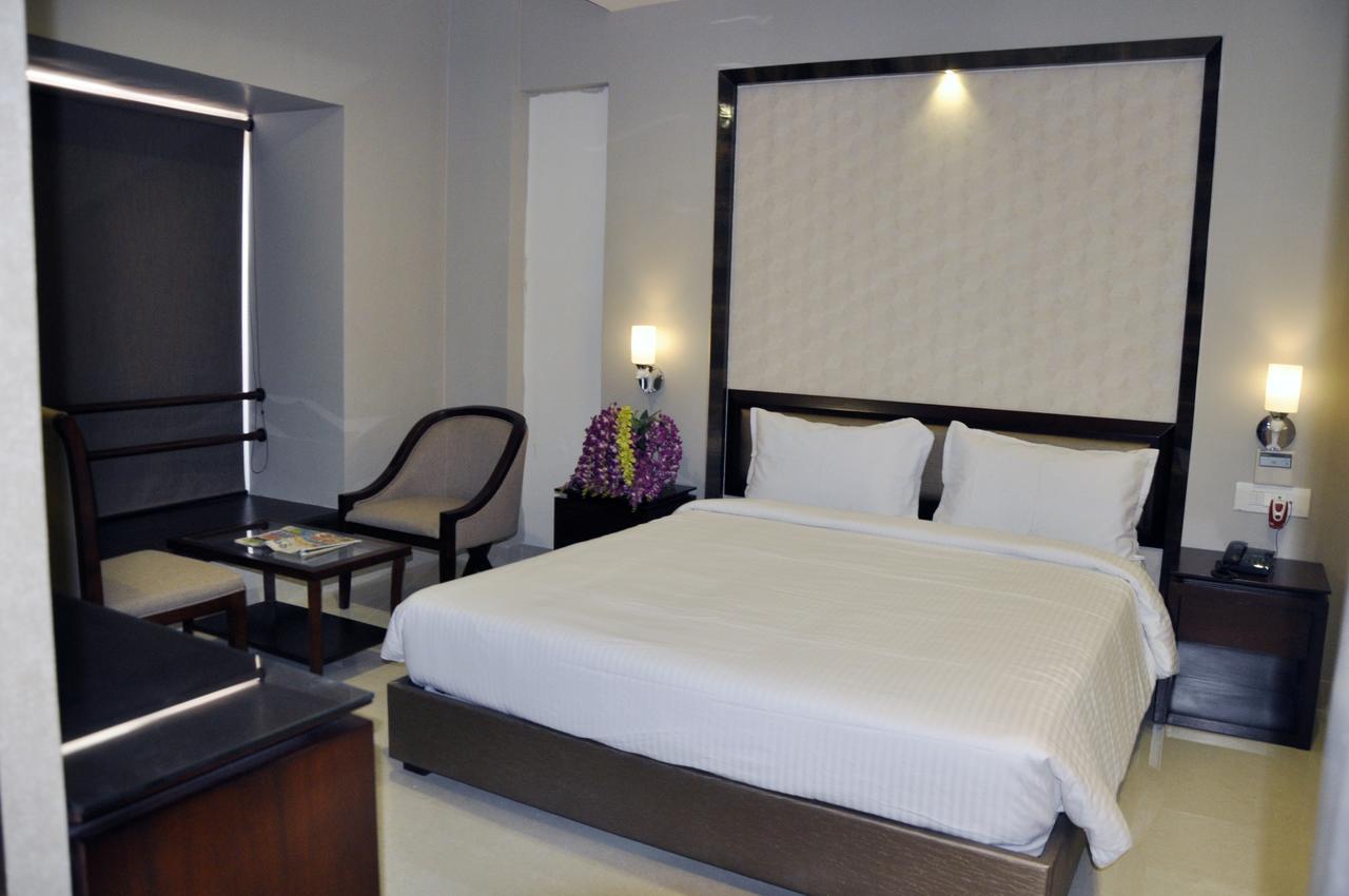 Hotel Dolphin Самбалпур Екстериор снимка
