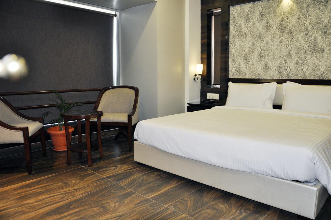 Hotel Dolphin Самбалпур Екстериор снимка