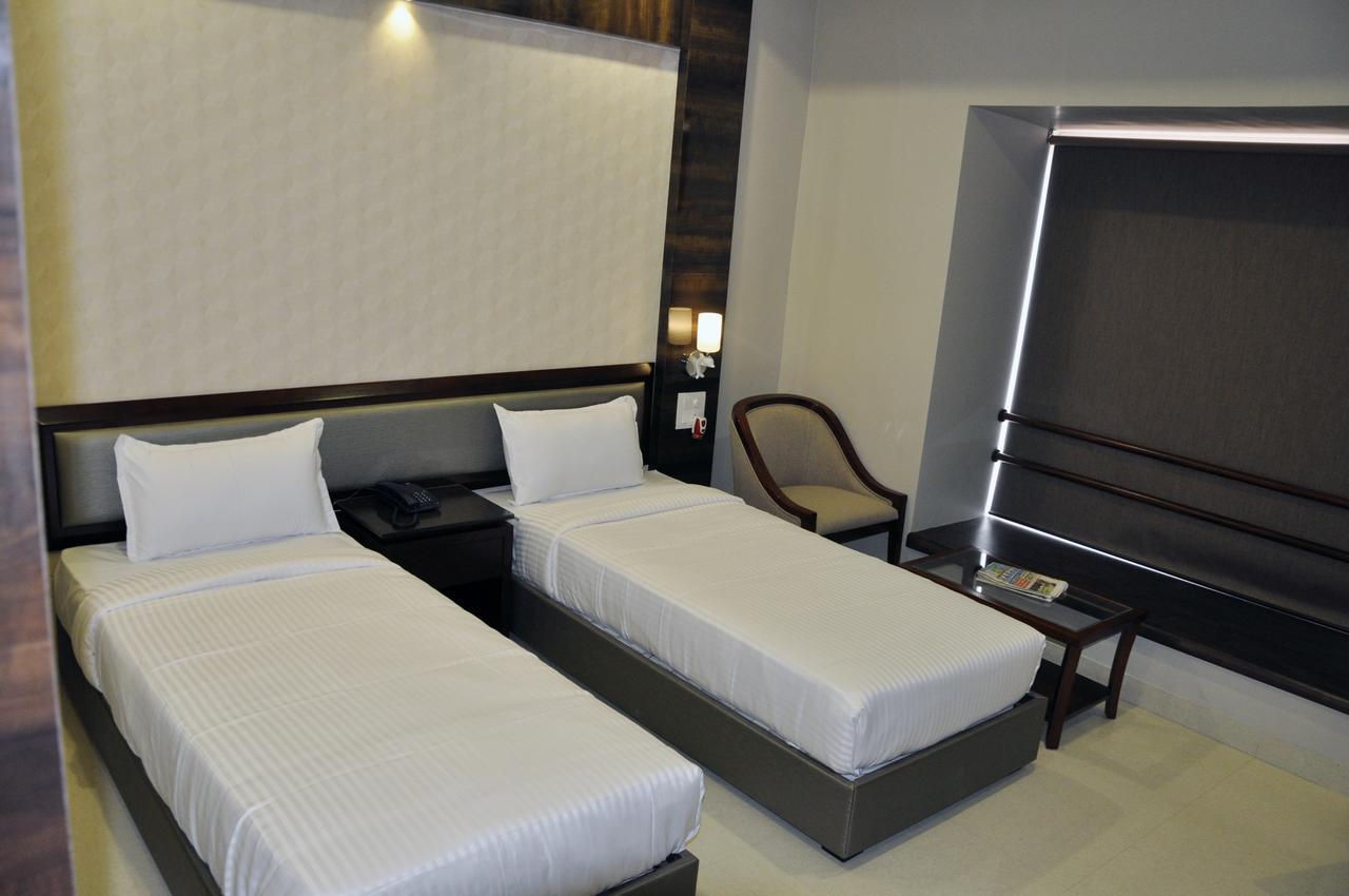 Hotel Dolphin Самбалпур Екстериор снимка