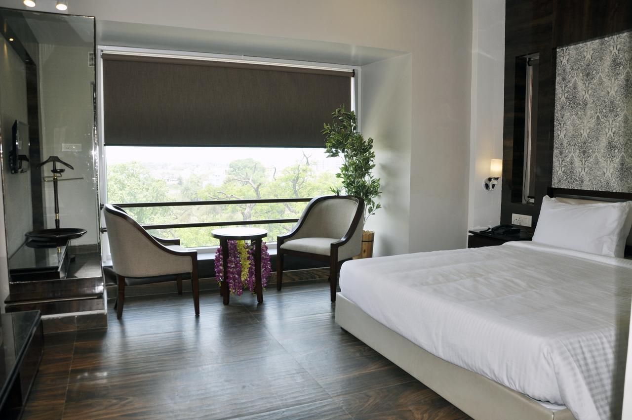 Hotel Dolphin Самбалпур Екстериор снимка