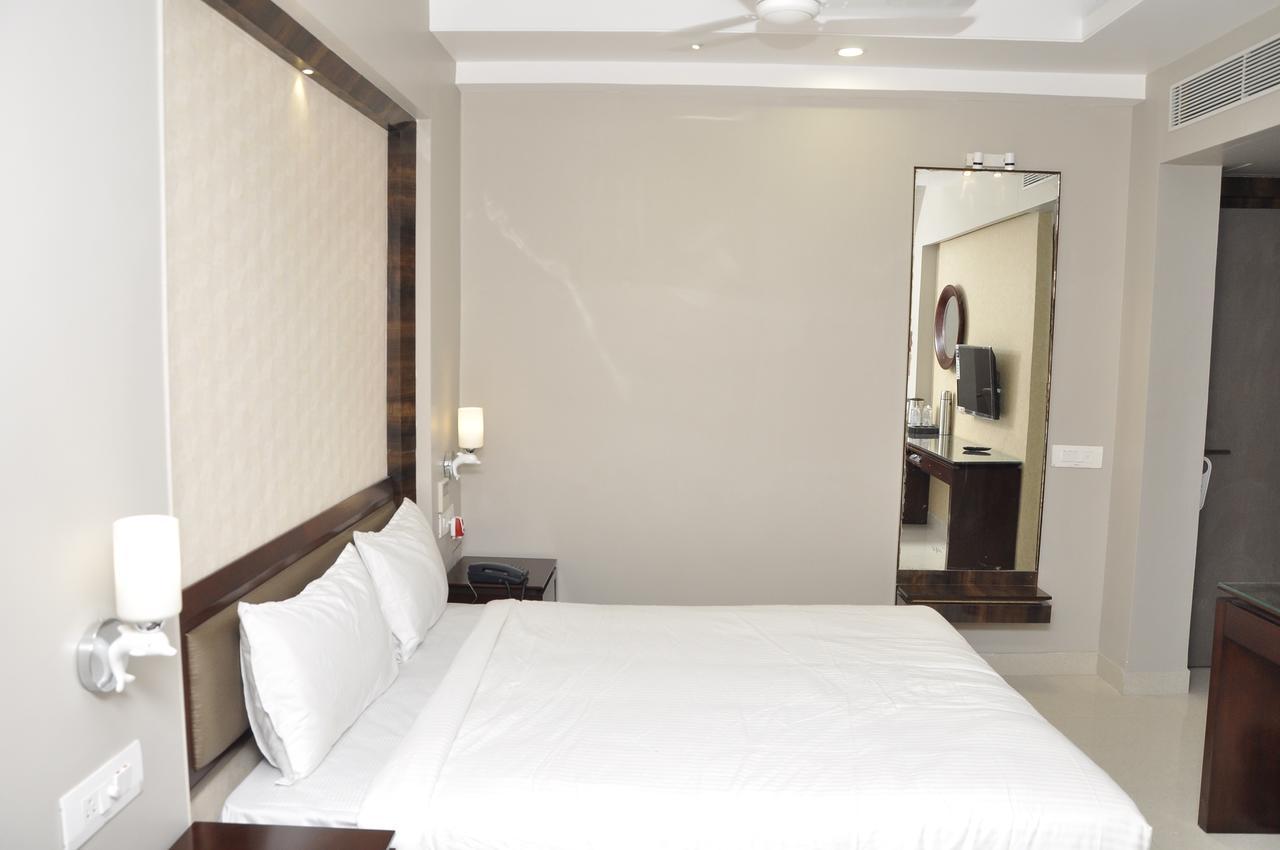 Hotel Dolphin Самбалпур Екстериор снимка