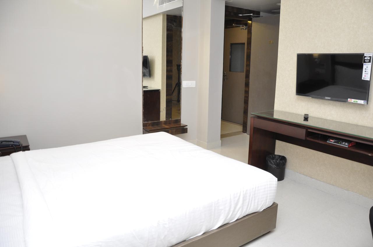 Hotel Dolphin Самбалпур Екстериор снимка